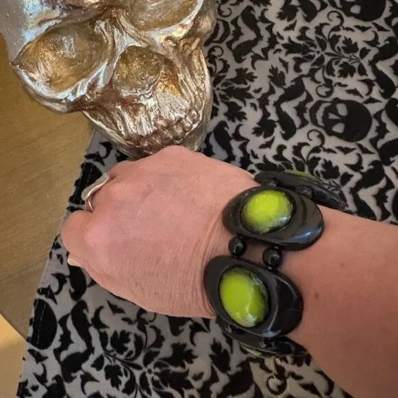 Vintage Bold Resin Iris Apfel Style Green and Black Stretch Cuff Bracelet - Picture 3 of 4